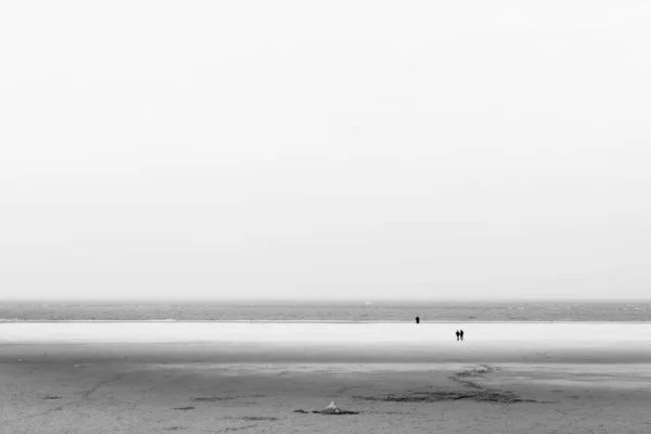 Foto Preto Branco Pessoas Uma Praia — Fotografia de Stock