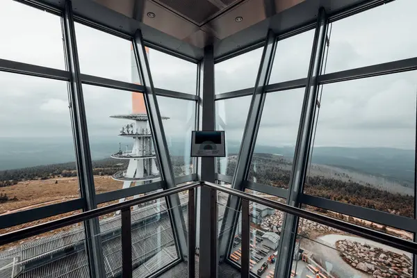 Bir sürü cam pencereli platform görüntüleniyor