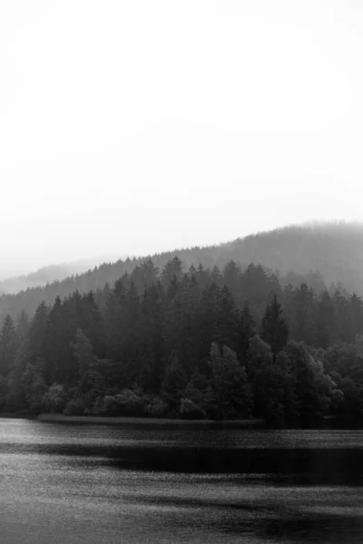 Hermosa Vista Del Lago Imagen Blanco Negro — Foto de Stock