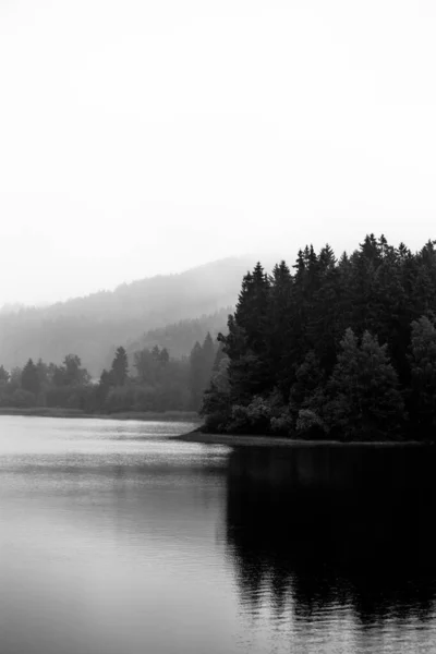 Hermosa Vista Del Lago Imagen Blanco Negro — Foto de Stock