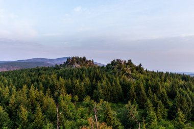 Tepenin tepesinden dağların manzarası. yüksek kaliteli fotoğraf
