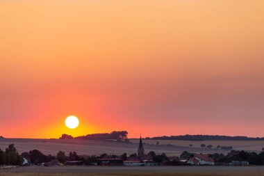 Kırsalda buğday tarlasında gün doğumu