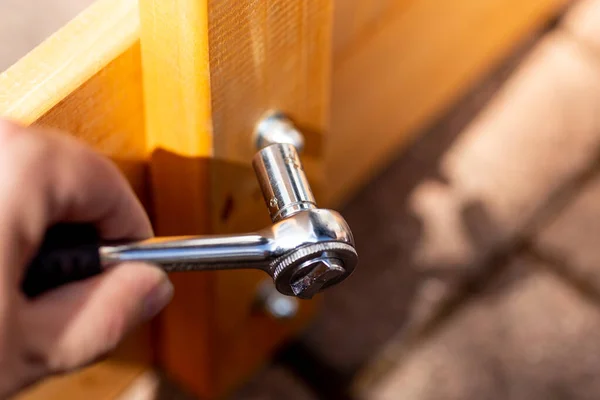 Pán Opravuje Dřevěné Dveře Klíčem Dílně Close Záběr Dřevěný Šroub — Stock fotografie