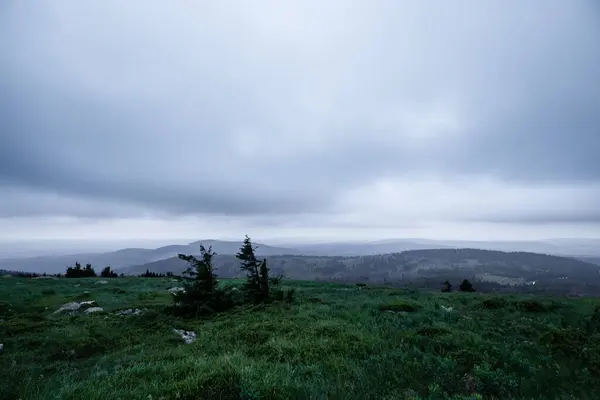 Прекрасний Пейзаж Темні Хмари Над Горами — стокове фото