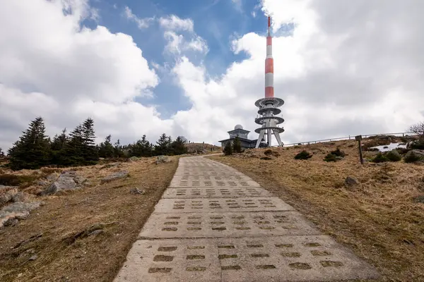 Estrada Para Pico Montanha Está Topo Colina — Fotografia de Stock