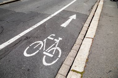 Bisiklet yolu sokakta bisiklet yolu tabelası var.