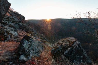 Harz dağlarındaki ormanların üzerinde gün batımı