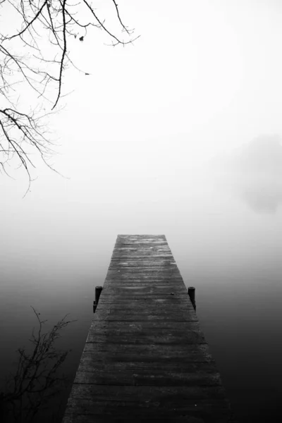 Dia Outono Nublado Lago Com Molhe — Fotografia de Stock