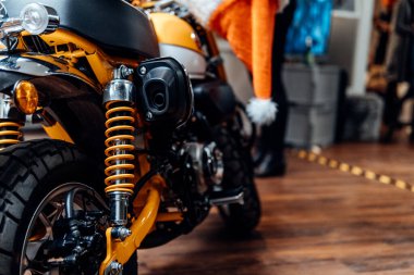 Atölyedeki motosiklet, manzarayı kapat.