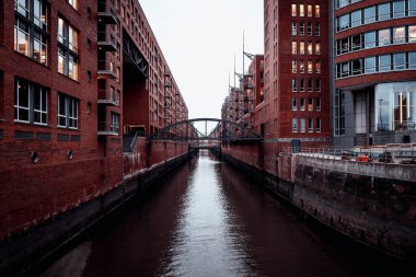 Liman kenti Hamburg 'daki kanallar ve köprüler tuğladan evler