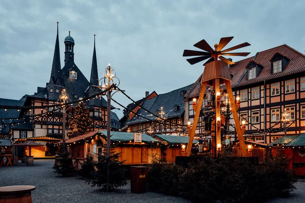 Wernigerode Weihnachtsmarkt Vor Dem Rathaus Abends Mit Straßenlaternen Und Buden — Stockfoto