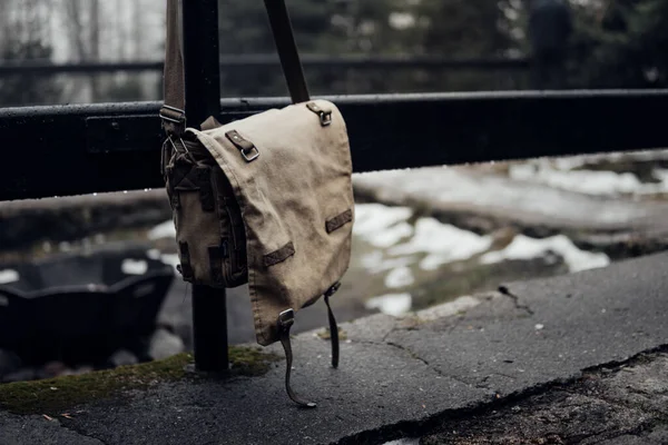 Viejo Banco Madera Con Una Mochila —  Fotos de Stock