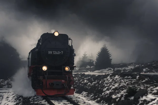 Vapor Trem Nas Montanhas Harz Lutando Nevoeiro Neve Montanha — Fotografia de Stock