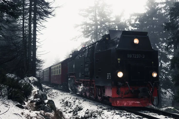 Comboio Vapor Histórico Místico Atravessa Paisagem Nebulosa Inverno Nas Montanhas — Fotografia de Stock