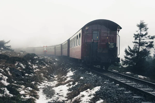 Vapor Trem Nas Montanhas Harz Lutando Nevoeiro Neve Montanha — Fotografia de Stock