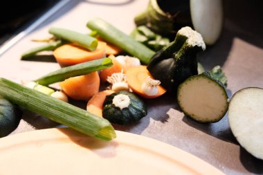 Çeşitli sebzeler vejetaryen yemeği için hazır.