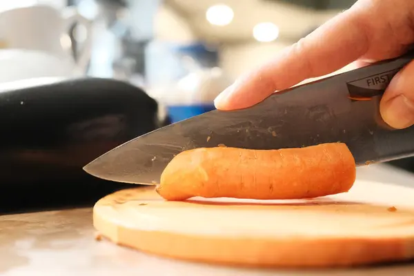 Морква Кухонним Ножем Стільниці — стокове фото