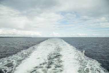 Geminin itiş sisteminden gelen su dalgaları ve köpükler. deniz manzarası
