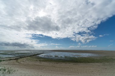 Beyaz bulutlar ve güzel hava Amrum 'da gelgit üzerinde