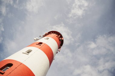 Amrum adasındaki kırmızı ve beyaz deniz fenerinden belirsiz perspektif