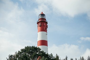 Deniz feneri ve mavi gökyüzü Amrum 'da bulutlarla