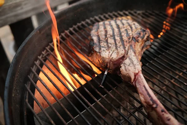 Tomahawk Steak Griluje Nad Otevřeným Ohněm — Stock fotografie