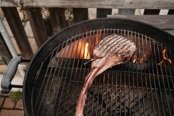 Bel Pezzo Carne Sull Osso Sulla Griglia Con Fiamma Barbecue — Foto Stock