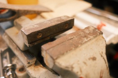 Garajdaki eski mengene.