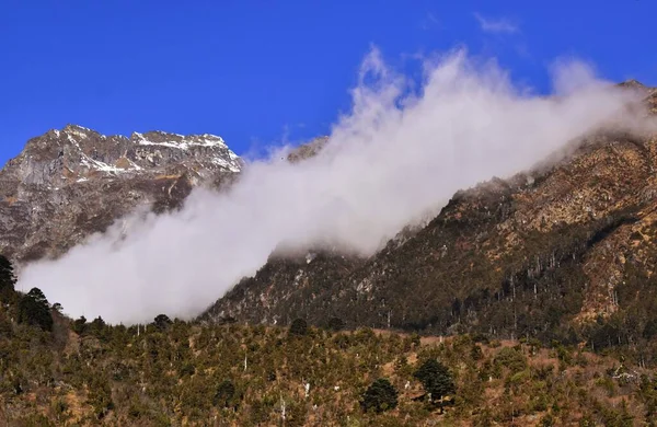Montaña Nevada Con Nubes — Foto de Stock