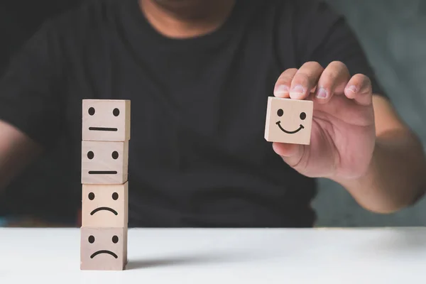 Nahaufnahme Mann Hand Wählen Smiley Gesicht Symbol Auf Holzwürfel Kundenbewertung — Stockfoto