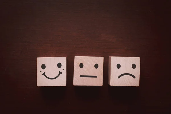 Smiley Symbol Auf Holzwürfel Kundenbewertung Bewertung Und Zufriedenheitsumfrage Aus Nächster — Stockfoto