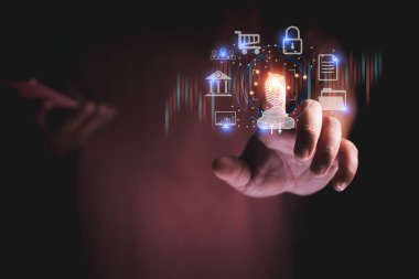 İş adamı, sanal grafik veri şeması bağlantısıyla iş ve mali verileri korumak için parmak izi akıllı telefonu kullanıyor. Biyometrik güvenlik, dijital siber suçlara karşı yenilik teknolojisi