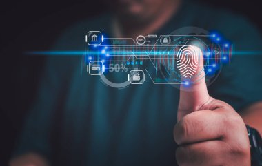 Güvenlik sistemine erişmek için parmak izi taraması ya da dijital işleme biyometrik tanımlama kullanan bir adam internet bankacılığı, Siber Güvenlik kavramını da içeriyor