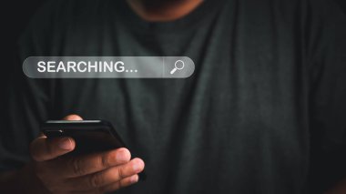 İş adamı, bankacılık, sohbet, e-posta ve ortam motor optimizasyonu konseptiyle iletişim sosyal ağı için telefon tarayıcı arama teknolojisi kullanıyor.