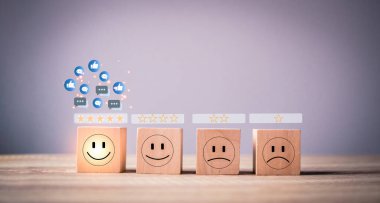 Müşteri memnuniyeti değerlendirme anket konsepti, Kullanıcı duygu gülümseme yüz ikon tahta küp blok, Mükemmel ürün ve hizmet derecelendirme deneyimi için beş puan verdi