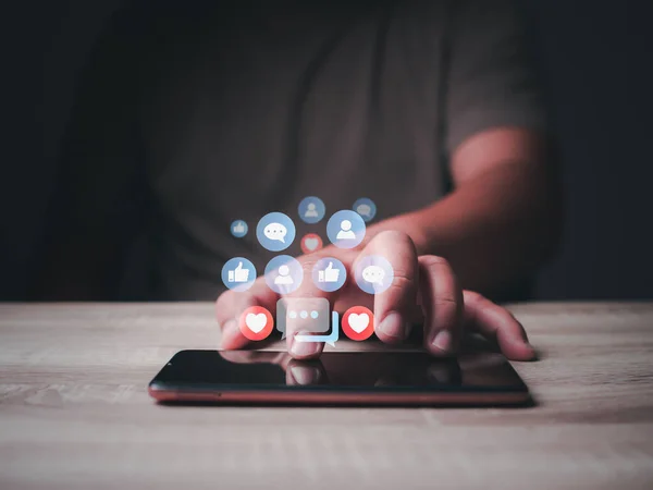 Akıllı telefona, sosyal medyaya ve dijital online konsepte dokunmak, sosyal medya oynamak. sohbet uygulaması ve sosyal ağ uygulaması. Sosyal medya uygulaması sohbet kutusu simgesi