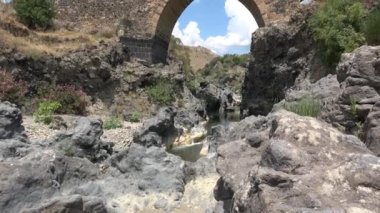 Arap kökenli ve Sarazen Ortaçağ Köprüsü, Sicilya. Adı Simeto nehir lav geçitleri. Video 4k