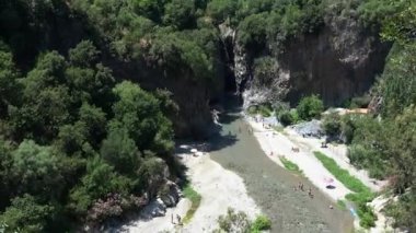 İtalya, Sicilya 'da Etna yanardağının yanında Alcantara nehri vadisi var. Çekim 4k