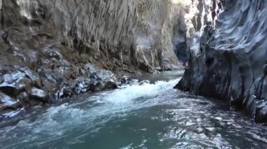 İtalya, Sicilya 'da Etna yanardağının yanında Alcantara nehri vadisi var. Çekim 4k