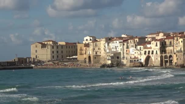 Cefal Italy July 2020 Beach Cefalu Swimers Waves Rough Sea — 图库视频影像