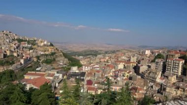 İtalya, Sicilya 'daki Enna kasabasının panoramik hava manzarası. Sicilya 'nın merkezinde yer alan Enna şehri, İtalya' nın en yüksek il başkentidir. Çekim 4k