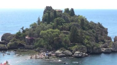 Sicilya 'nın Taormina ve Isola Bella yakınlarındaki Panorama' da. Çekim 4k