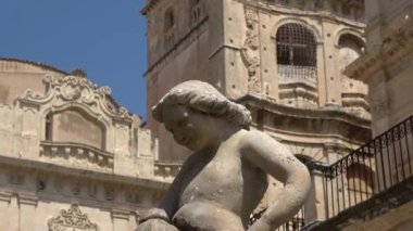 Sicilya, Noto kasabası Barok Wonder UNESCO Miras Alanı. San Salvatore Manastırı ve San Francesco Kilisesi. Çekim 4k