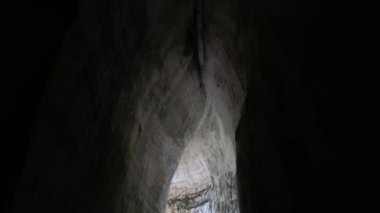 Sicilya İtalya 'da Yunan Syracuse tiyatrosu yakınlarındaki Orecchio di Dioniso adlı kazı mağarasının içi. Çekim 4k