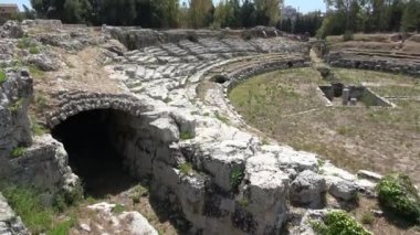 Roma Syracuse amfitiyatrosu (Siracusa), antik anıtın kalıntıları, Sicilya, İtalya. Çekim 4k