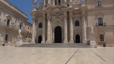 Syracuse, Sicilya 'da. Duomo Meydanı ve Katedral. Çekim 4k
