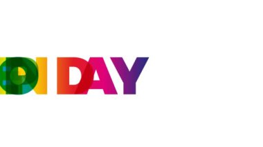 Açık Gün kelimesi. Metin renkli gökkuşağı ile canlandırılmış pankart.