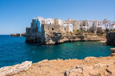 Kısrak başına polignano, kayalıklarda bir kasaba. Puglia, İtalya