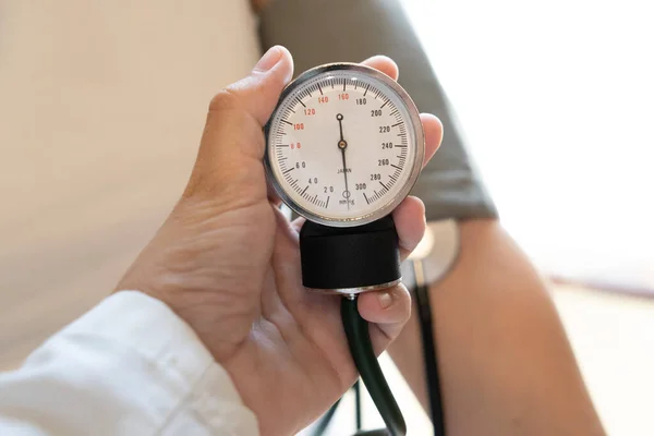 여자의 혈압을 측정하는 스톡 사진