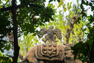 Kuzgun heykeli, sandıklar tarafından yapılmış ve Salvador Dal tarafından tasarlanmış bir fil üzerinde. 12: 08 2021 'de Gala Kalesi' nde antik aile arması